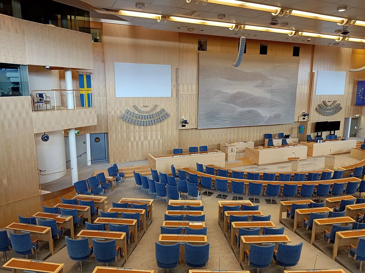 Et kig ind i Sveriges Rigsdag med stemningsfulde interiørdetaljer. Billedet viser det parlamentariske miljø indefra.