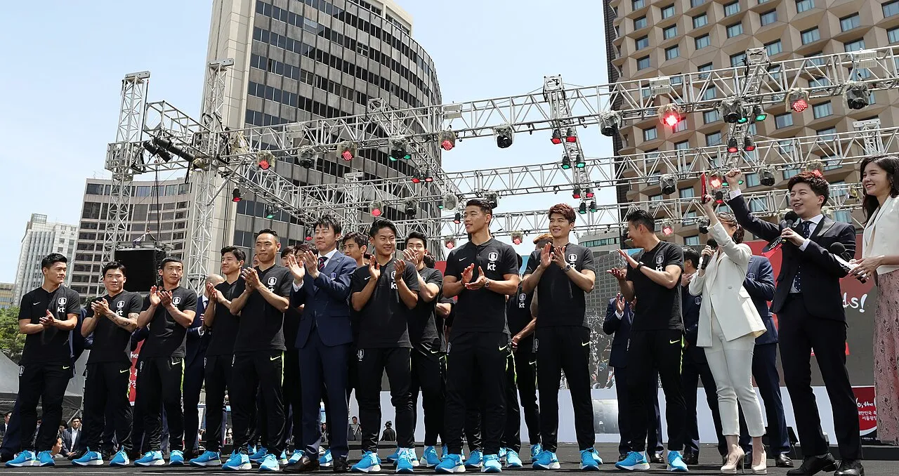 Sydkoreas fodboldlandshold bliver hyldet af fans ved en afskedsceremoni i Seoul forud for VM i Rusland 2018. Holdet står samlet på pladsen foran rådhuset.