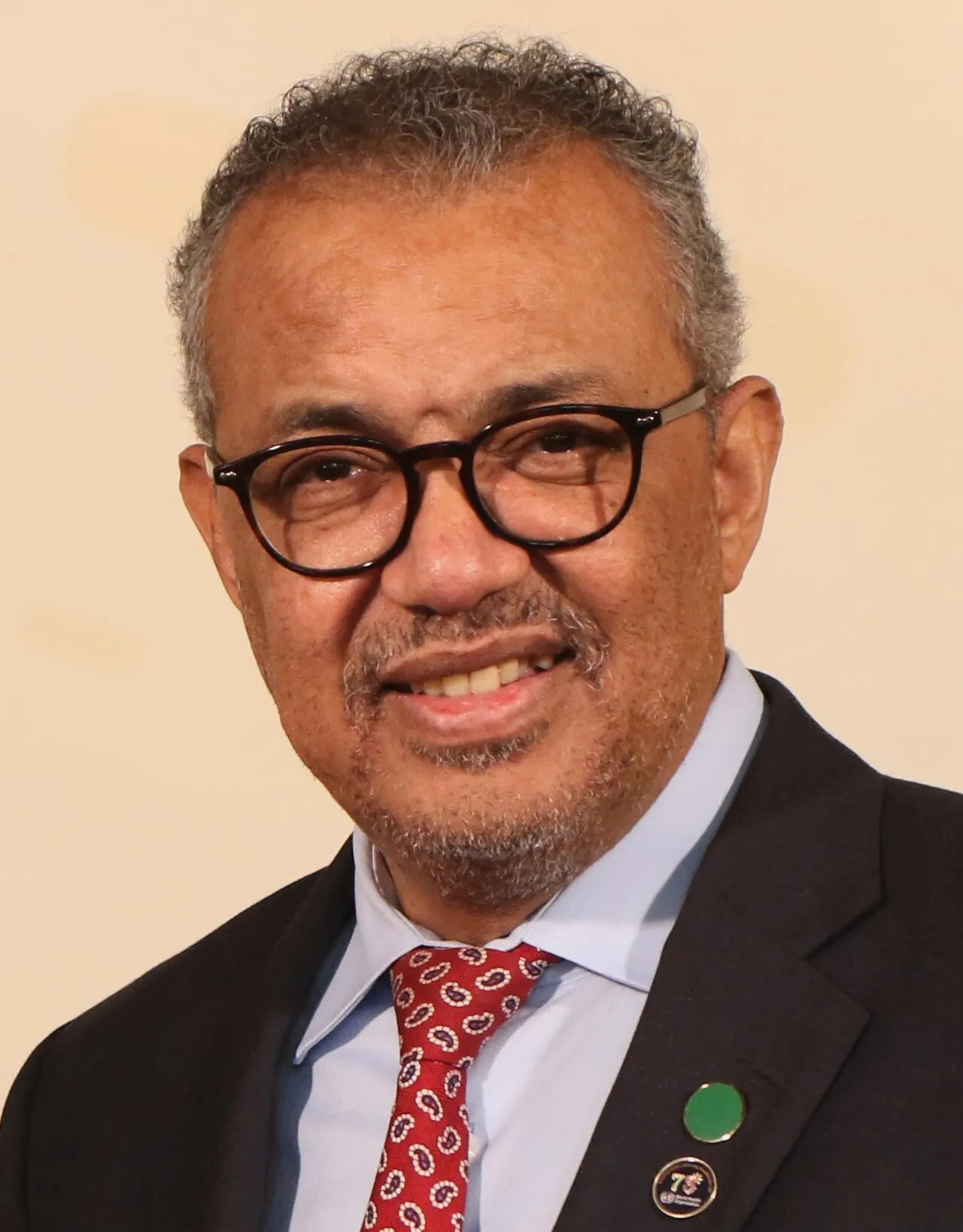 Dr. Tedros Adhanom Ghebreyesus, generaldirektør for WHO, ses her sammen med den britiske udviklingsminister Andrew Mitchell ved et arrangement i London i 2023.