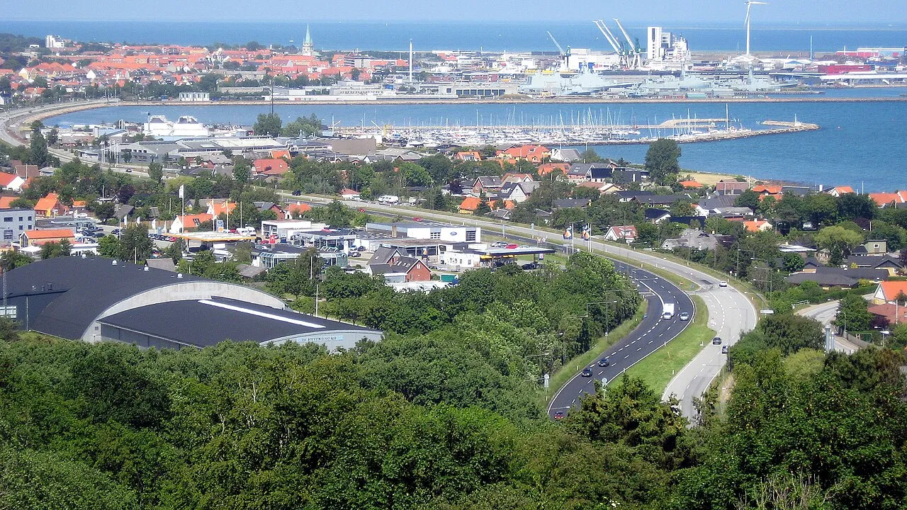 Et udsnit af Frederikshavn set fra oven, med by og omgivelser i fokus. Billedet viser landskabet omkring byen i Danmark.