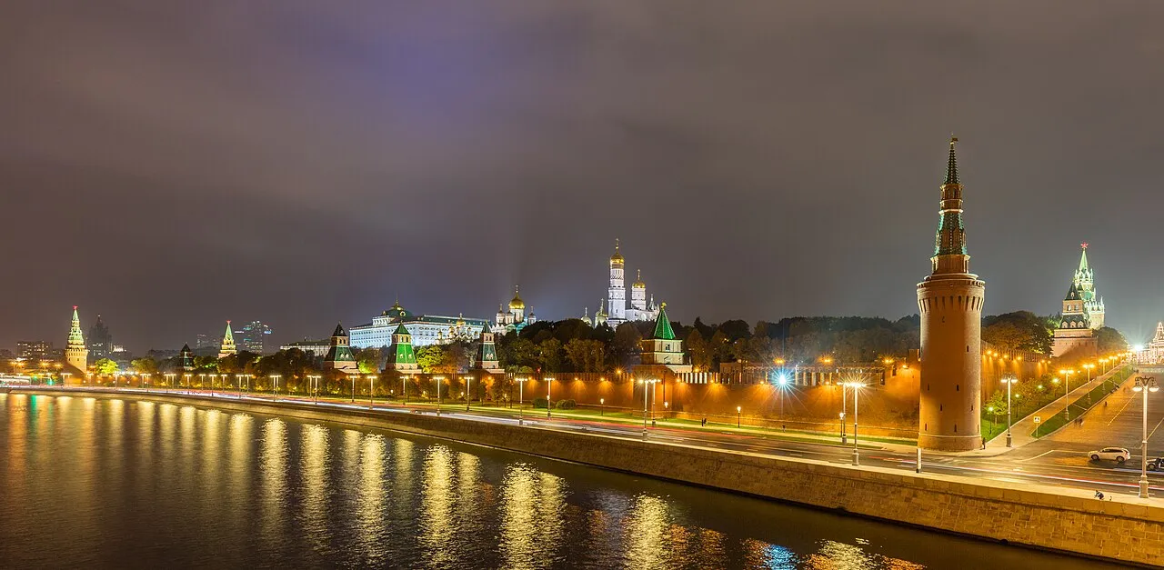 Nattebillede af Moskvas Kreml, der er et af Ruslands mest kendte fæstningsanlæg i centrum af Moskva. Komplekset omfatter paladser, katedraler og Kreml-muren med tårne.
