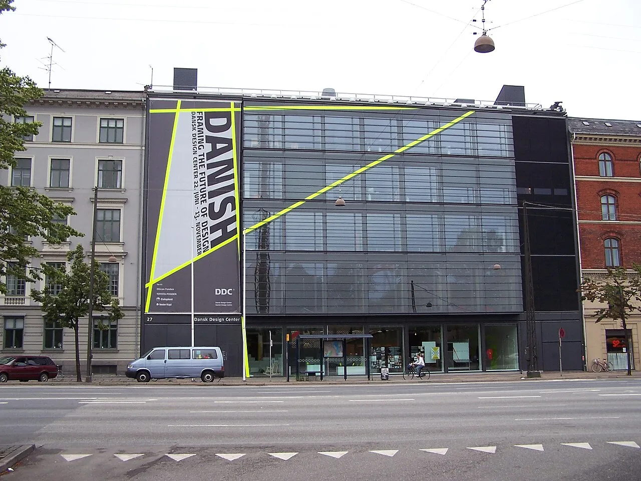 Møbler og designgenstande præsenteret i en udstilling på Dansk Designmuseum. Billedet viser en del af museets interiør i København.