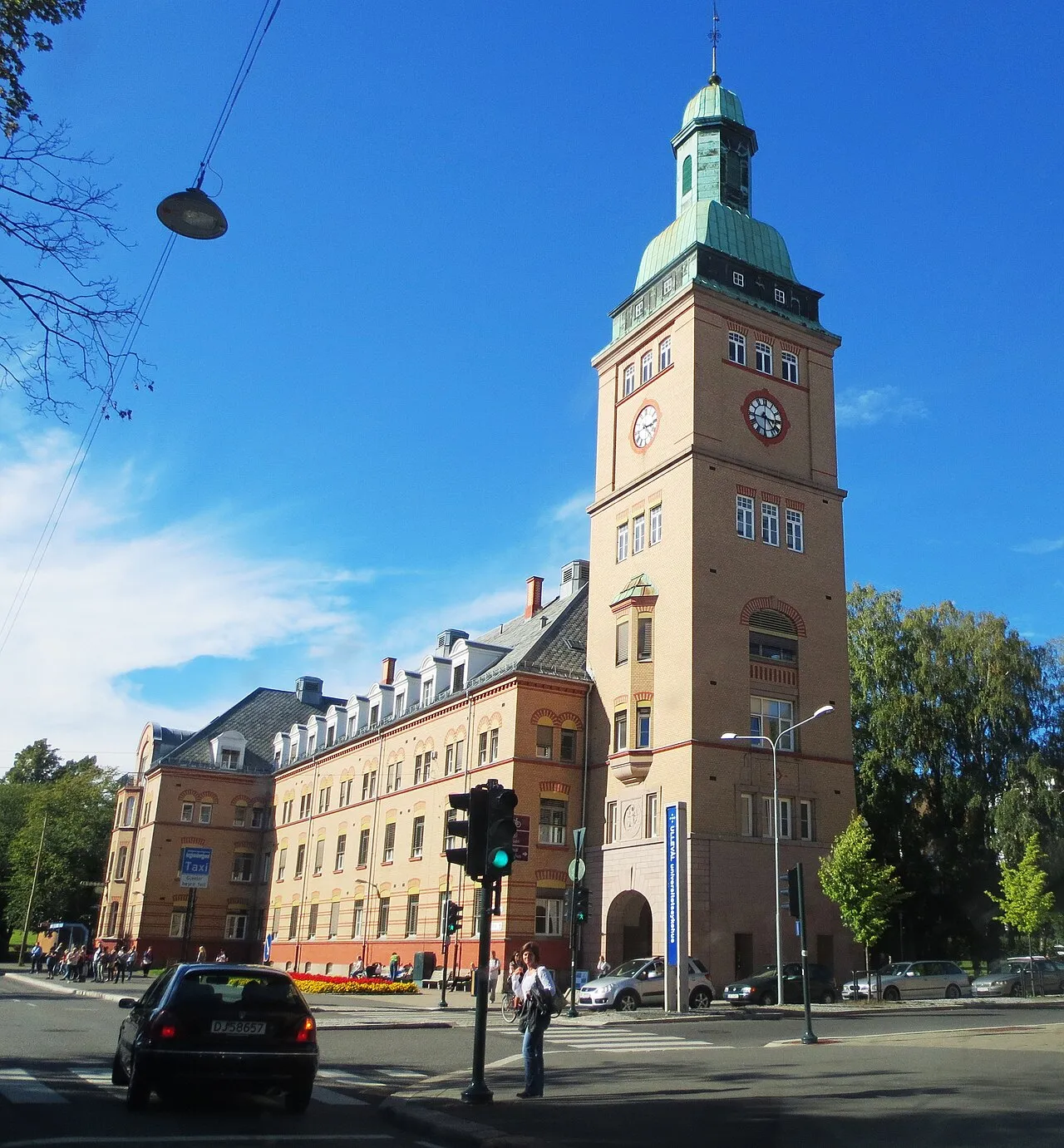 Bygningen ved Ullevål sykehus i Oslo, som er registreret som lokalt vernet bygningsminne. Fotoet viser facaden og den historiske arkitektur.