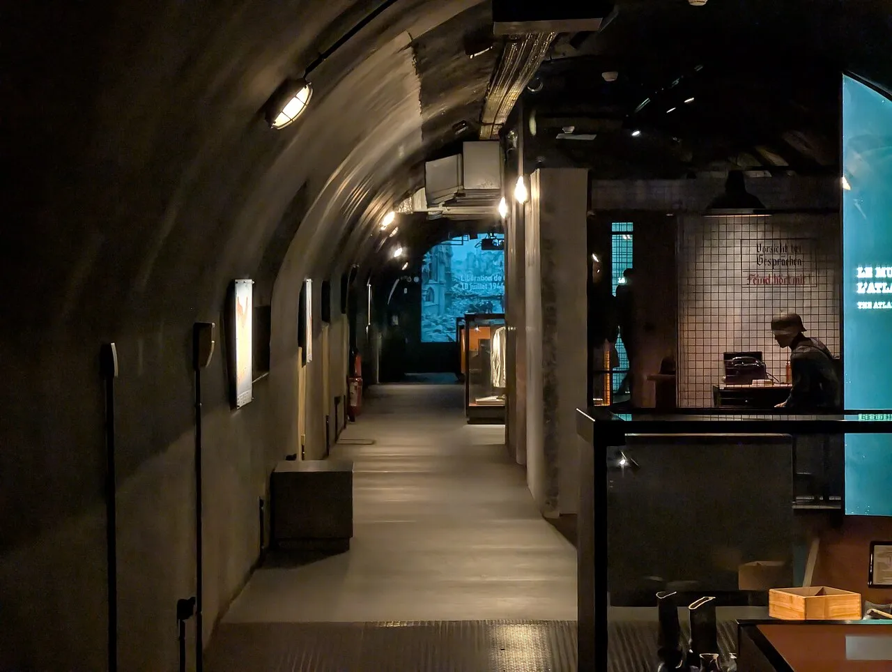 Et foto af en underjordisk bunker på Caen Memorial Museum. Billedet viser den historiske, lukkede bunkerstruktur som del af mindestedets udstilling.