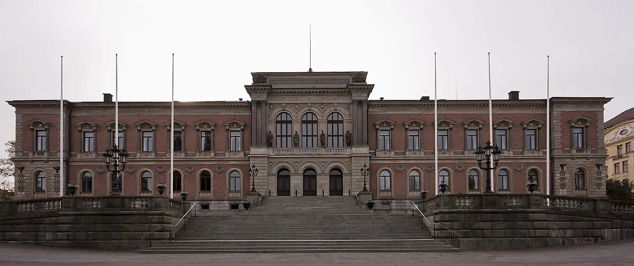 Den ikoniske hovedbygning på Uppsala Universitet i Sverige. Et arkitekturfoto, der fremhæver bygningens markante udtryk.