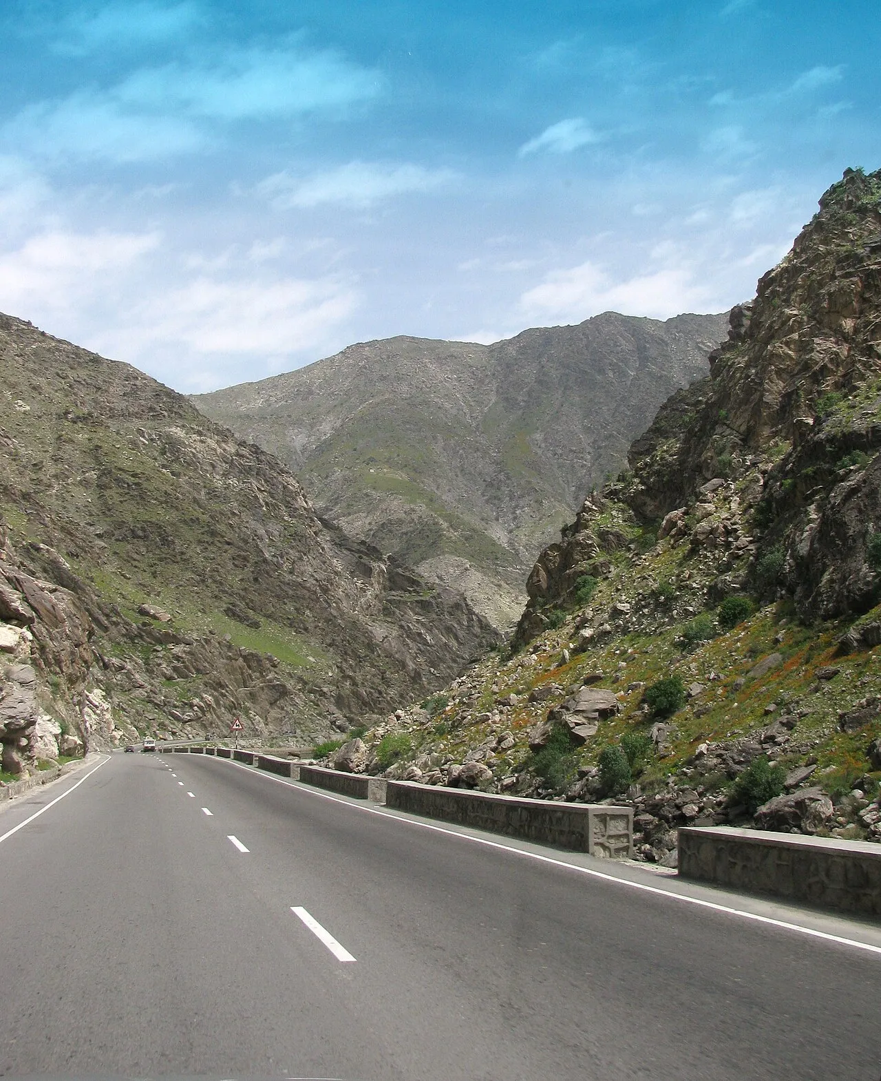 En vej forbinder Jalalabad og Kabul og viser landskabet langs ruten. Billedet illustrerer transportvejen gennem det østlige Afghanistan.