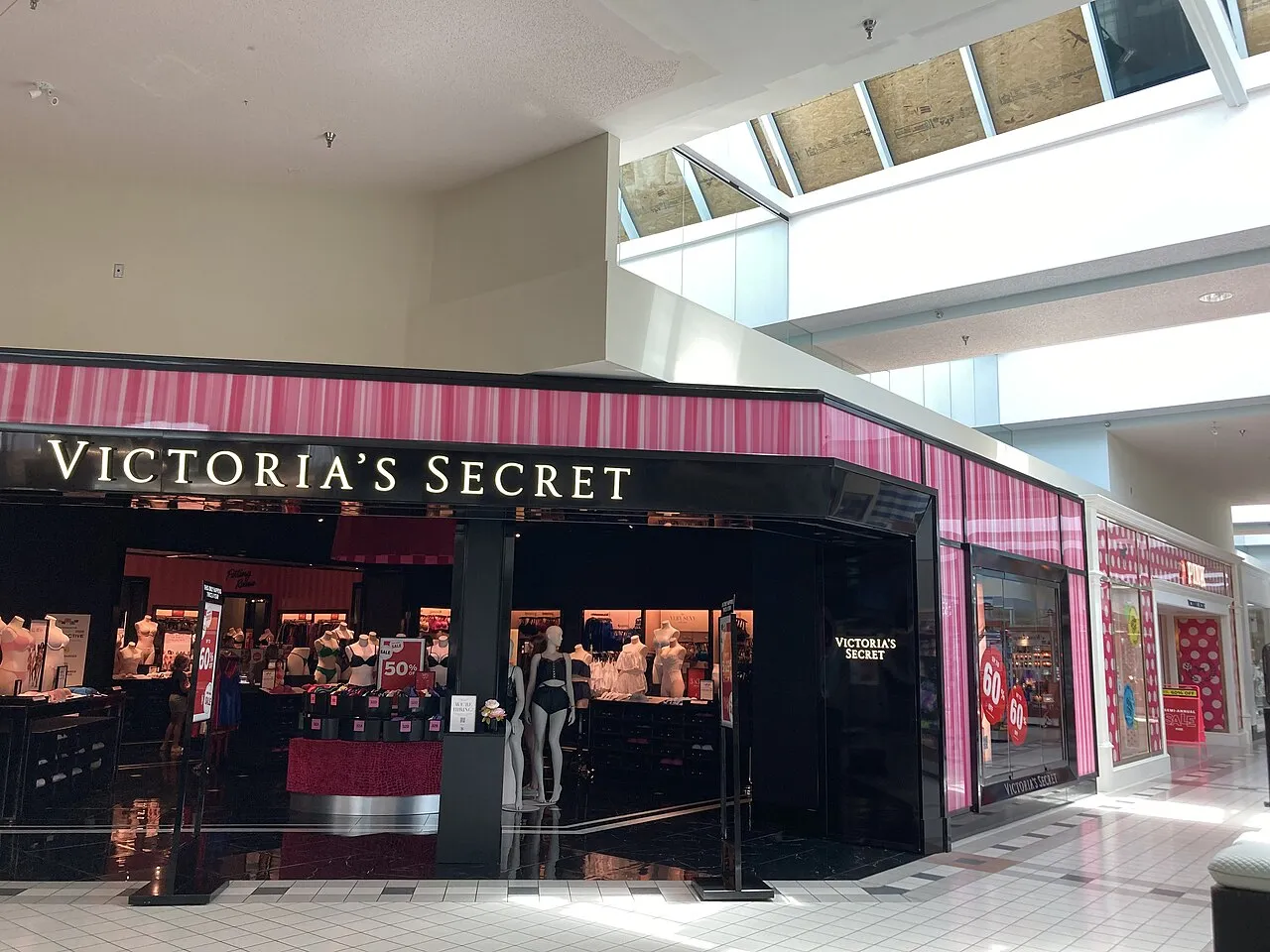 Indgangene til Victoria’s Secret-butikken i Port Charlotte Town Center Mall. Billedet viser facaden og butiksskiltene ved indgangene.