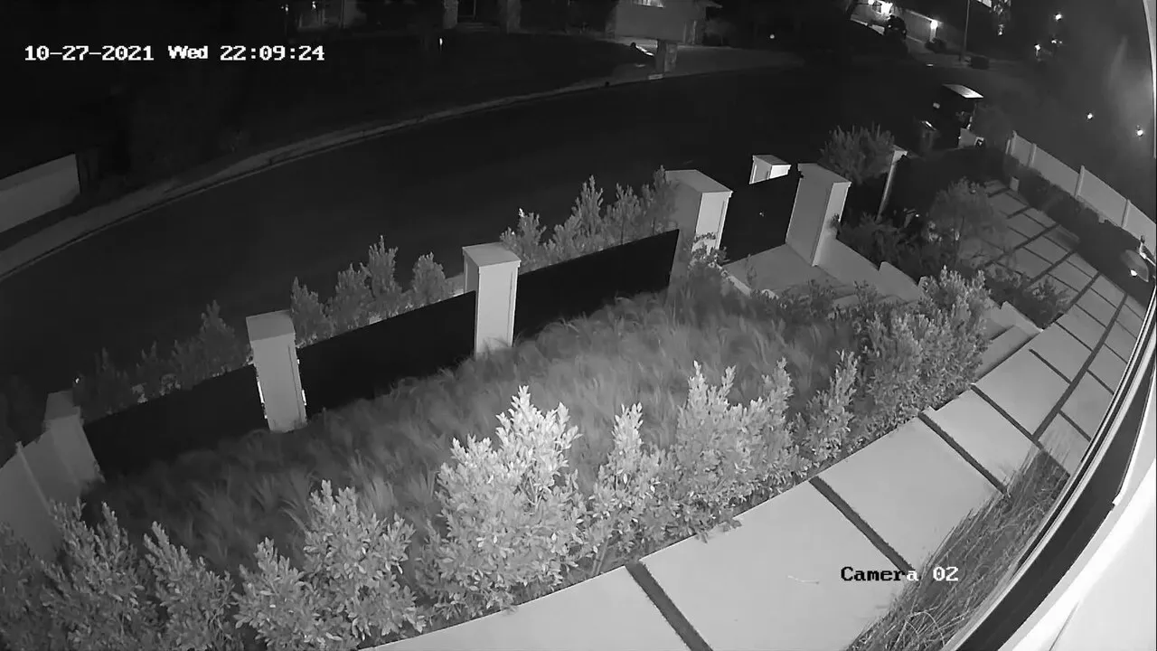 Stillbillede fra videoovervågning i forbindelse med et hjemmerøveri i Encino den 27. oktober 2021. Mistænkte er fanget på kamera.