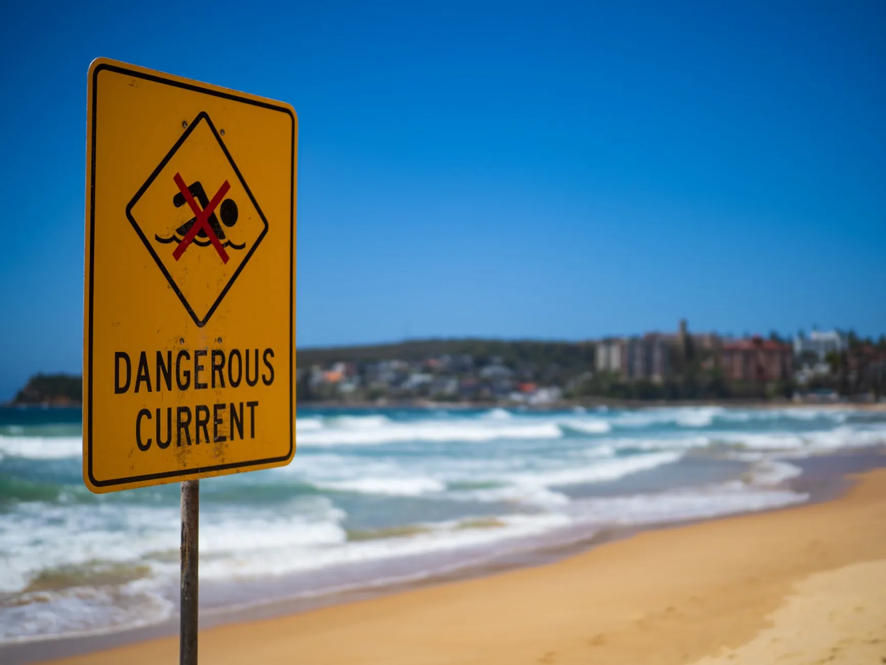 Et advarselsskilt på Manly Beach i Australien, der advarede om farlige strømninger.