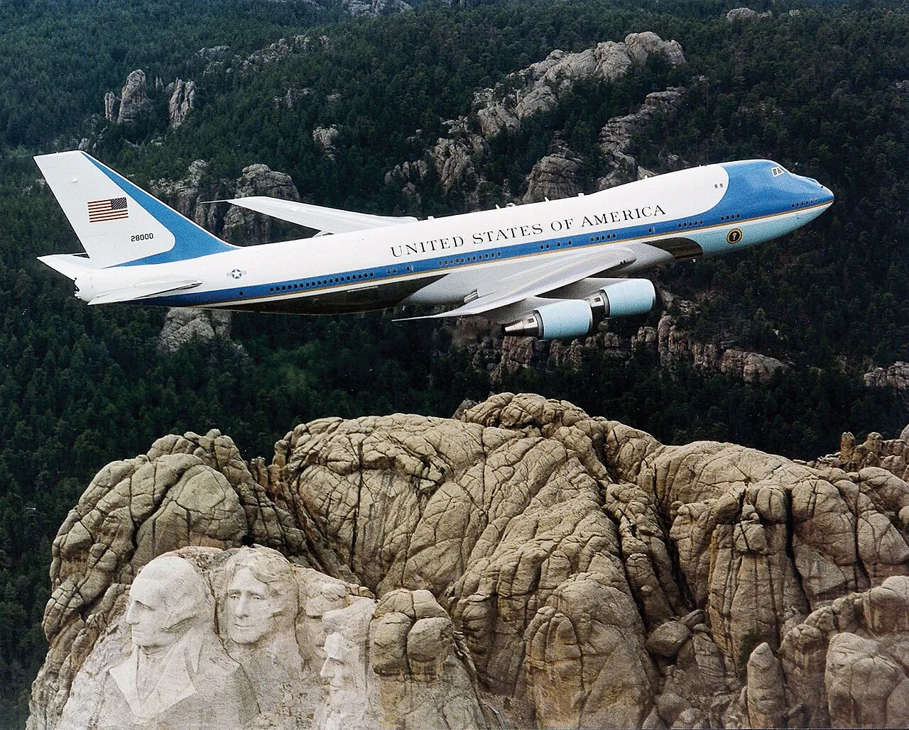 Air Force One, det typiske lufttransportmiddel for USA's præsident, flyver over Mount Rushmore.