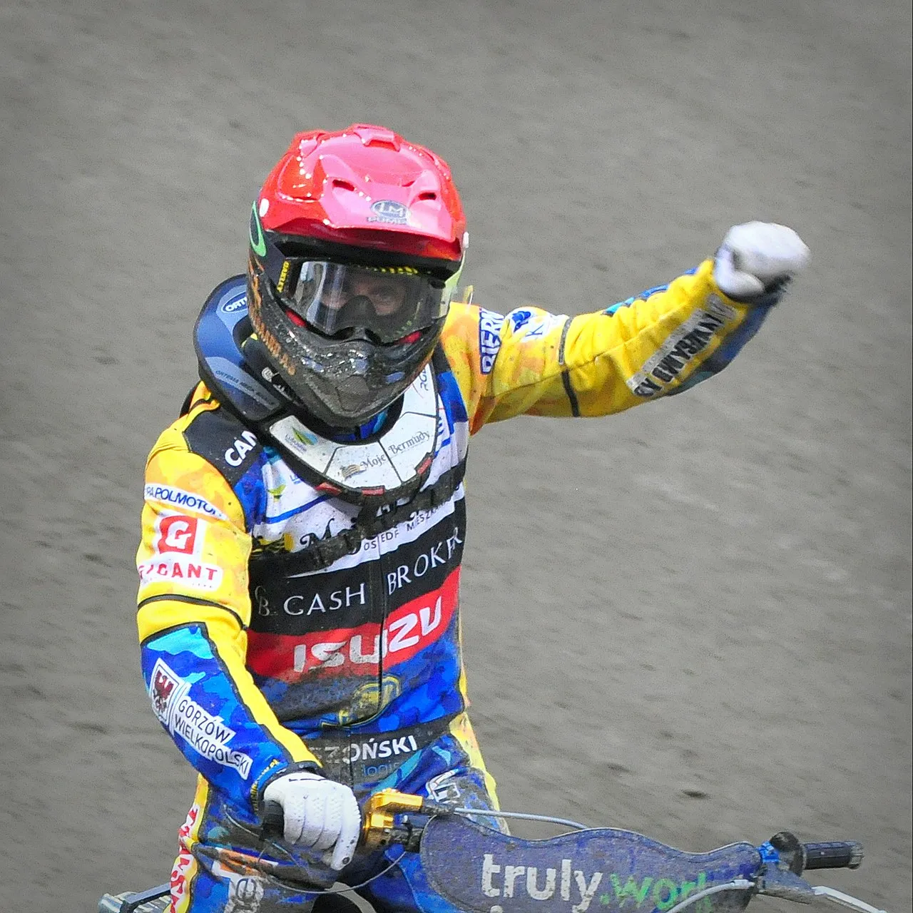 Anders Thomsen under en speedwaybegivenhed. Billedet viser ham i fuld fart under en konkurrence.