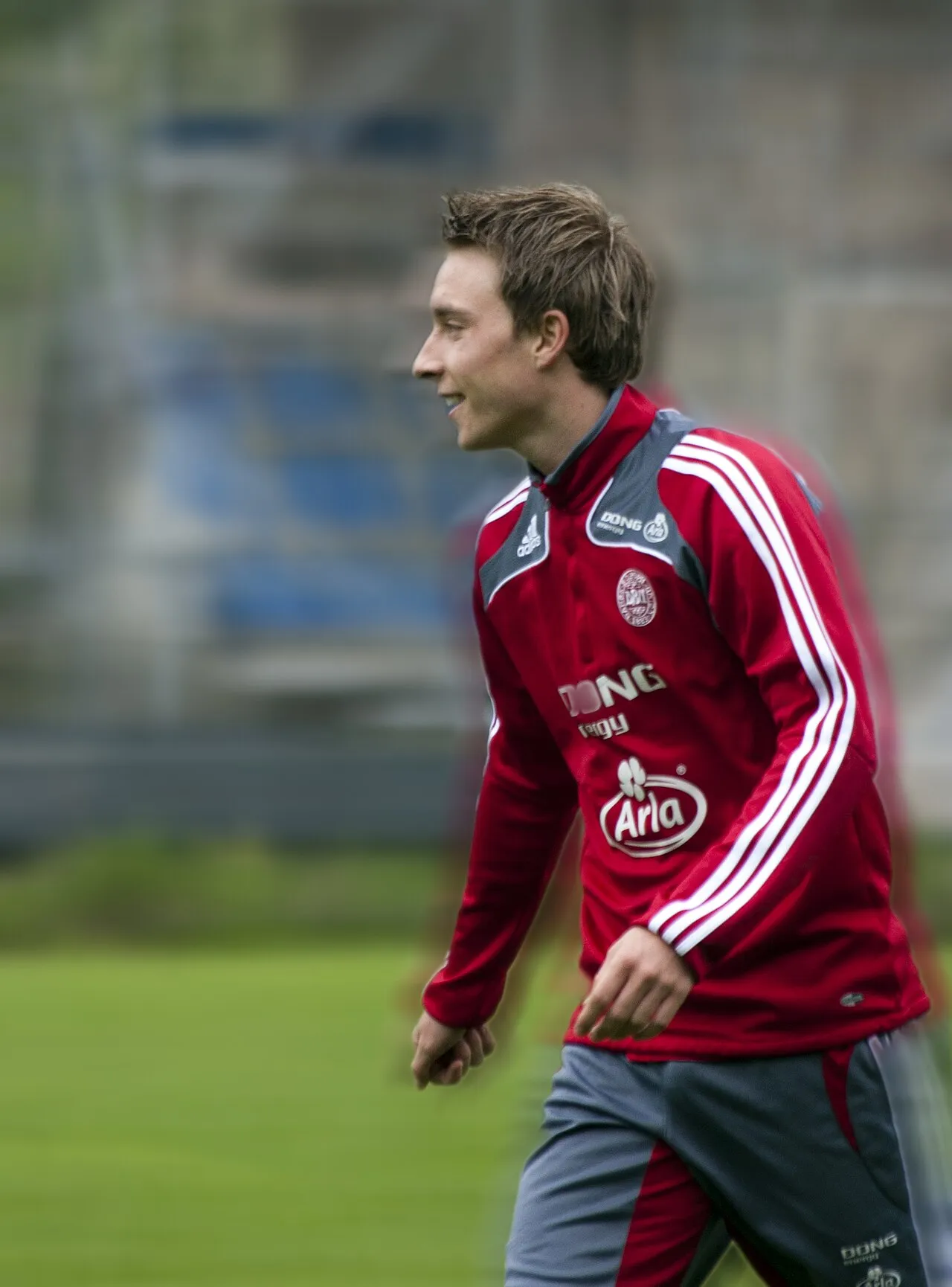 Christian Eriksen ses i en dynamisk situation på fodboldbanen. Han er en af Danmarks mest kendte fodboldspillere.