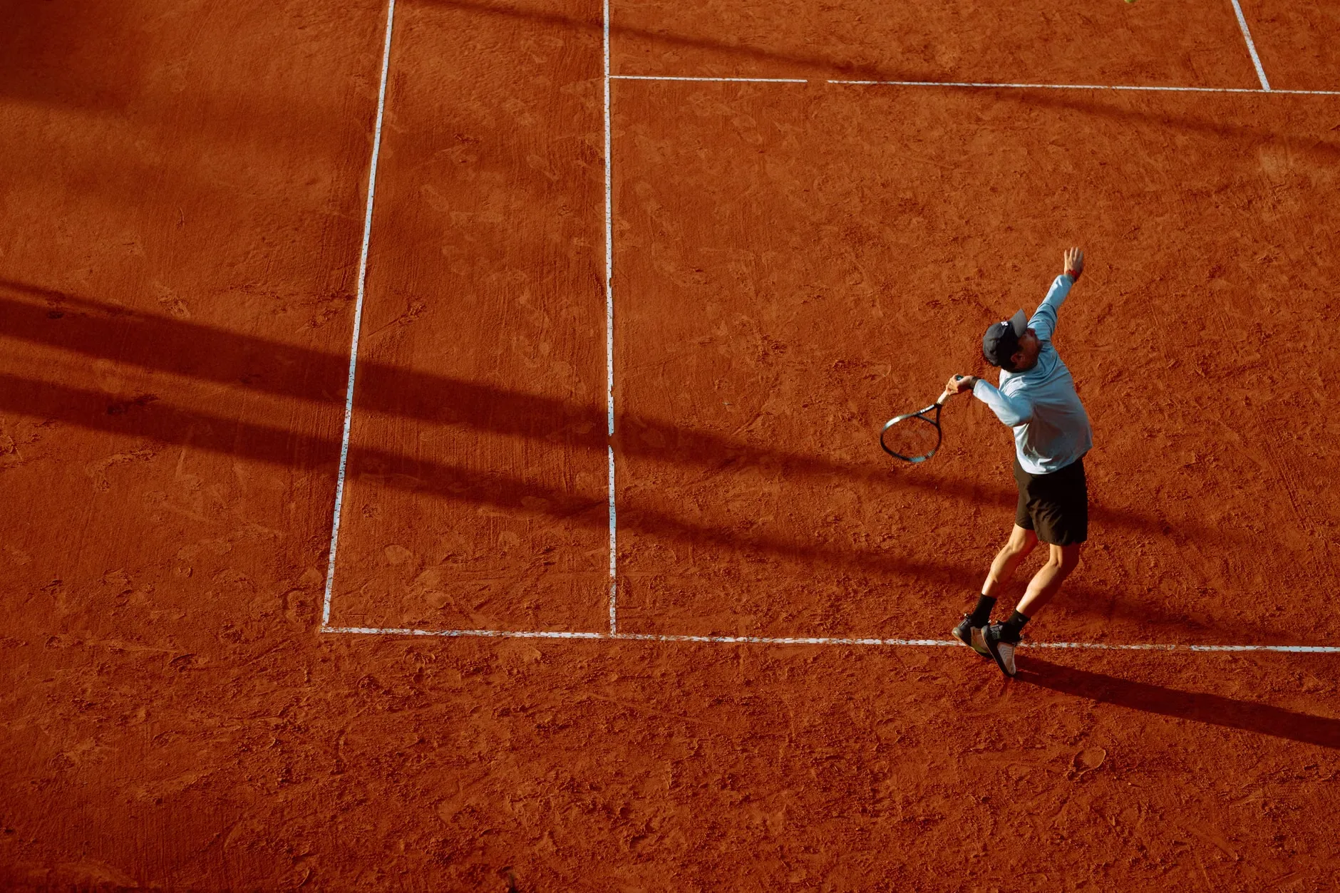Clara Tauson i aktion under US Open 2023. Billedet viser hende i sportslig kontekst.
