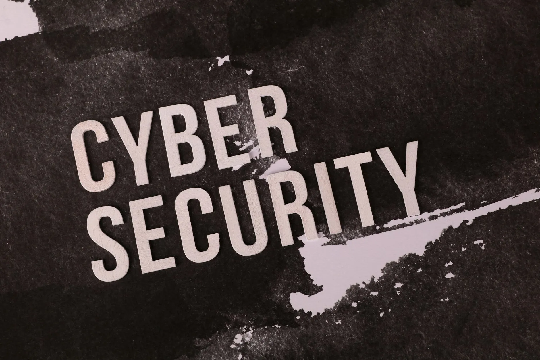 Et grunge-stil billede, der viser cyber sikkerhed som et vigtigt tema for digital beskyttelse.