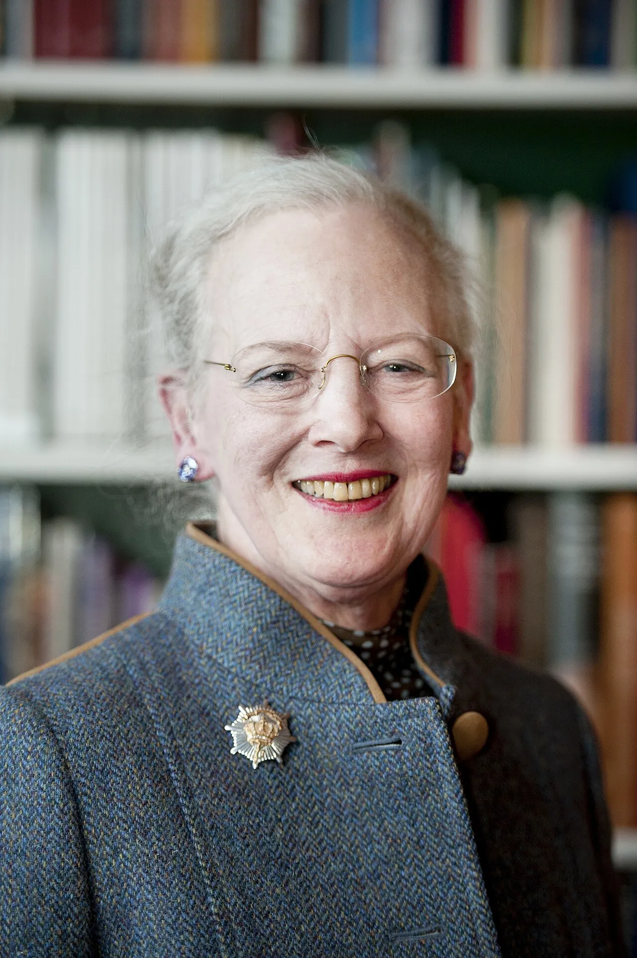 Portræt af dronning Margrethe af Danmark. Billedet fremhæver dronningen i en officiel sammenhæng.