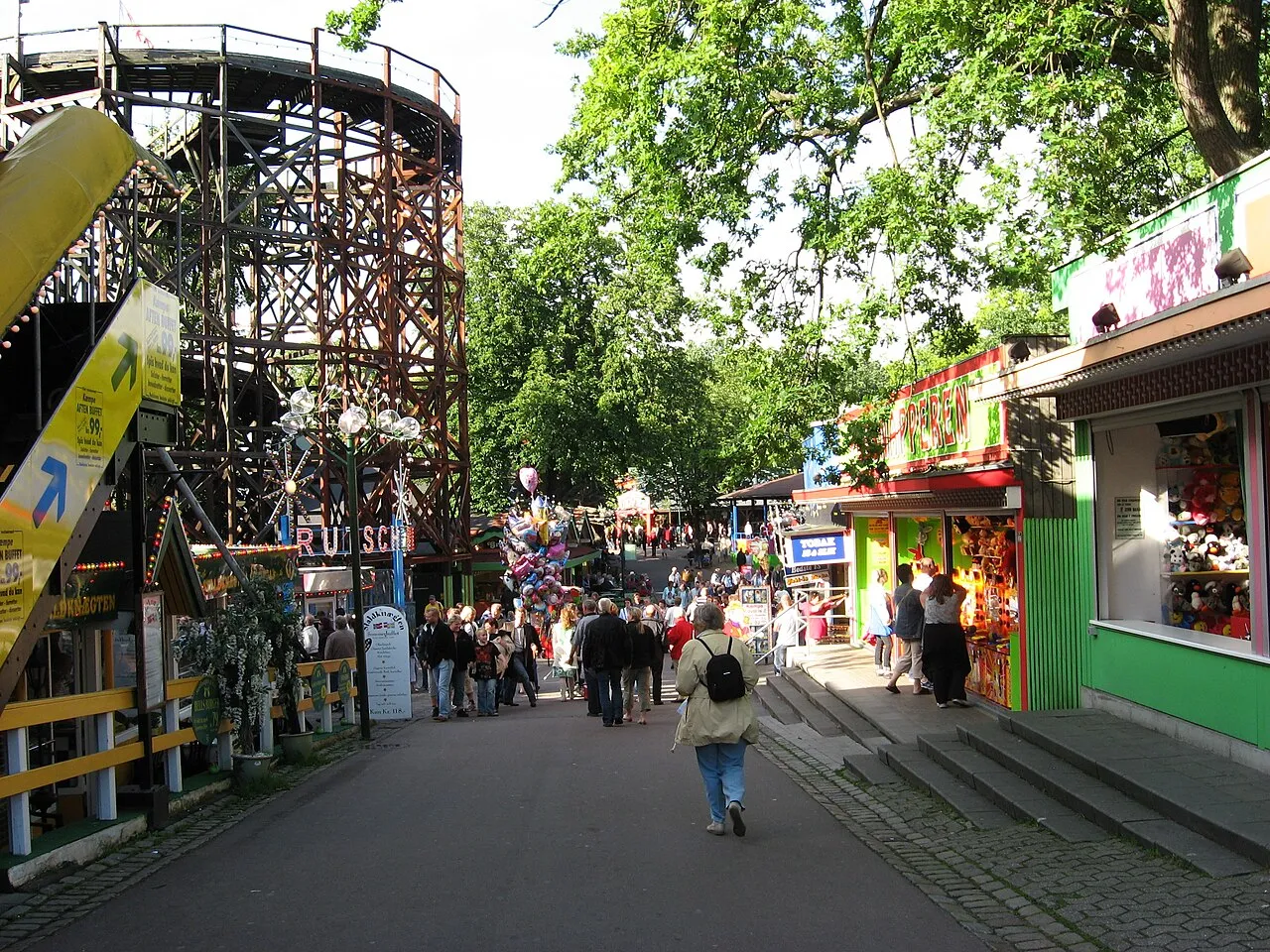 Dyrehavsbakken, også kendt som Bakken, er en forlystelsespark i Danmark. Billedet viser parkens facader og omgivelser.