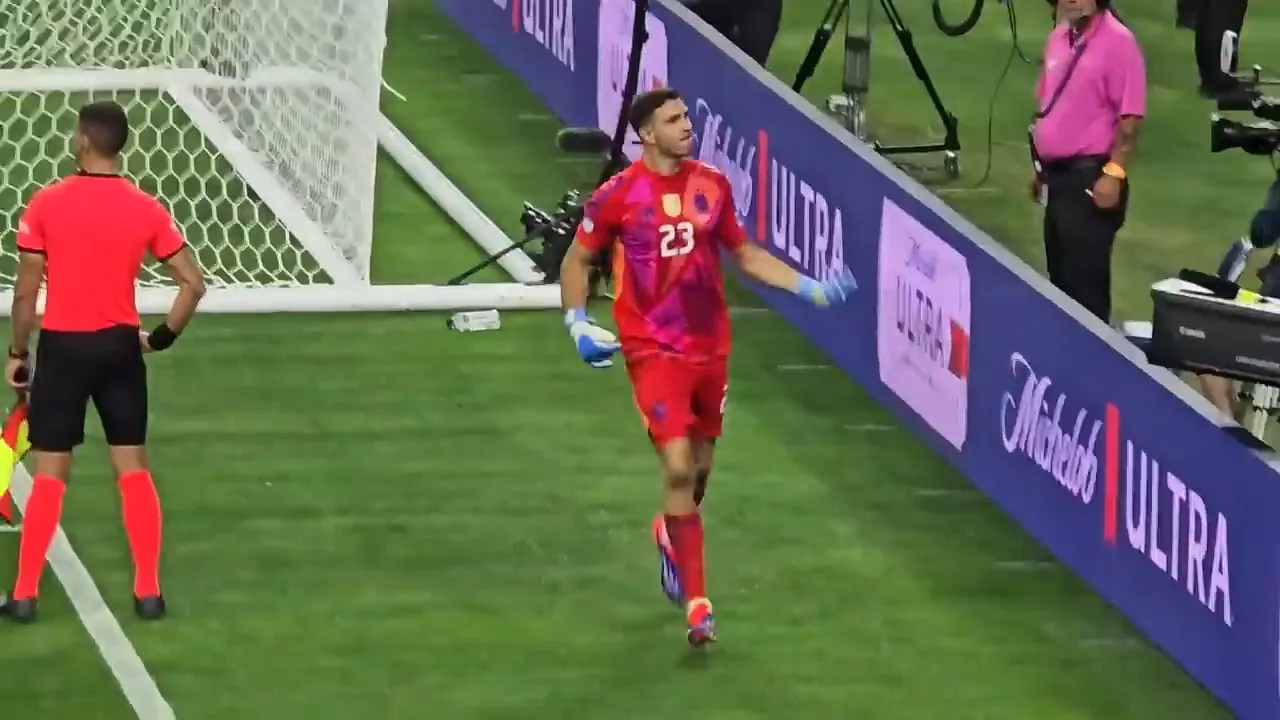 Emiliano Martínez fejrer efter at have stoppet et straffespark under Copa América 2024-kampen mellem Argentina og Ecuador.
