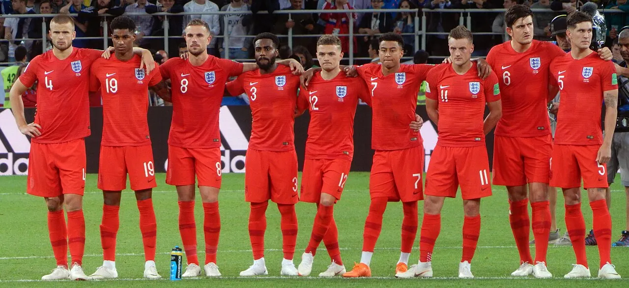 Team England under straffesparkskonkurrencen mod Colombia ved VM 2018. Harry Kane ses i øjeblikket, hvor han sparker sit straffespark.
