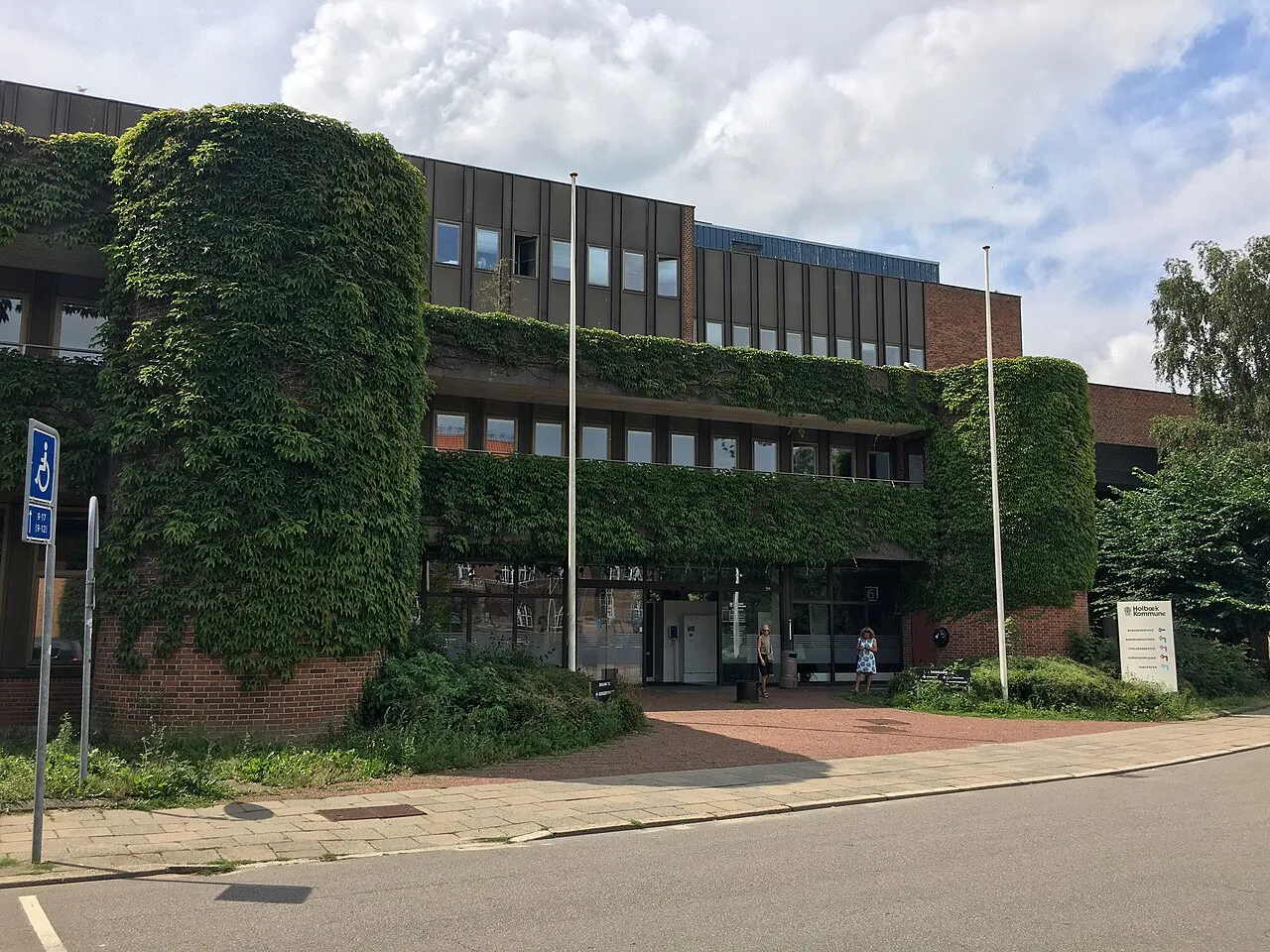 Et billede af Holbæk rådhus i Jernbanevej, viser byens centrum og den lokale arkitektur.
