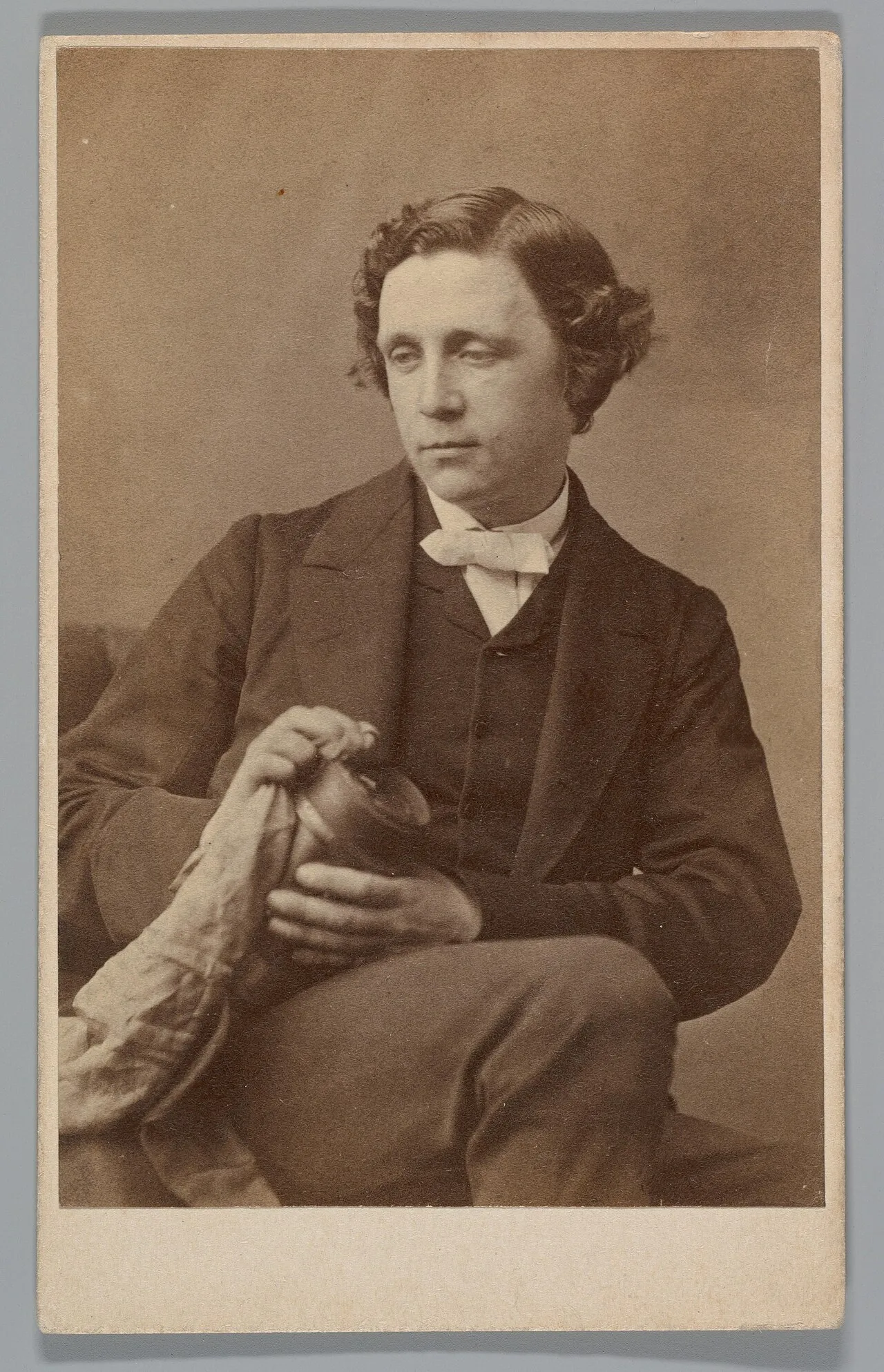 Lewis Carroll, også kendt som Charles Lutwidge Dodgson, var en britisk forfatter og matematiker. Billedet er taget af Oscar Gustave Rejlander i 1863.