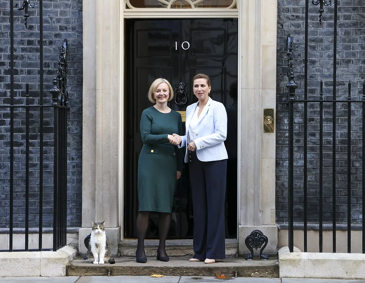Liz Truss og Mette Frederiksen under samtaler. Billedet illustrerer dansk-britisk samarbejde og aktuelle sikkerhedspolitiske drøftelser.
