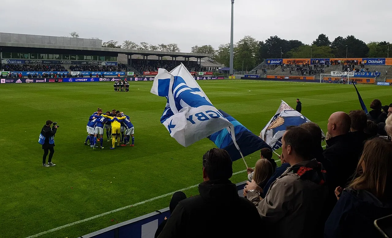 Fodboldholdene Lyngby Boldklub og Vendsyssel FF samlet før en play-off kamp til Superligaen på Lyngby Stadium.