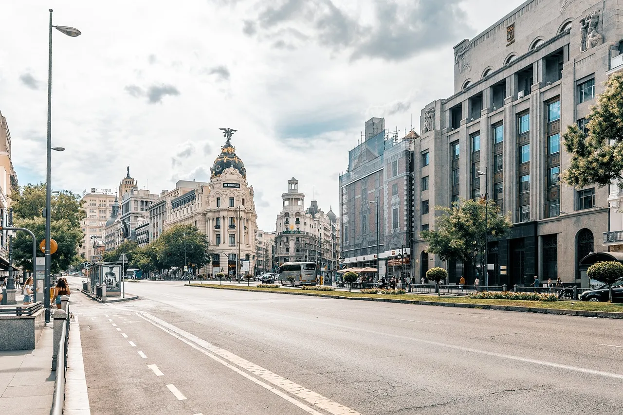 Et bybillede af Madrid, der viser byens arkitektur, gader og natur. Billedet viser en smuk og livlig by.