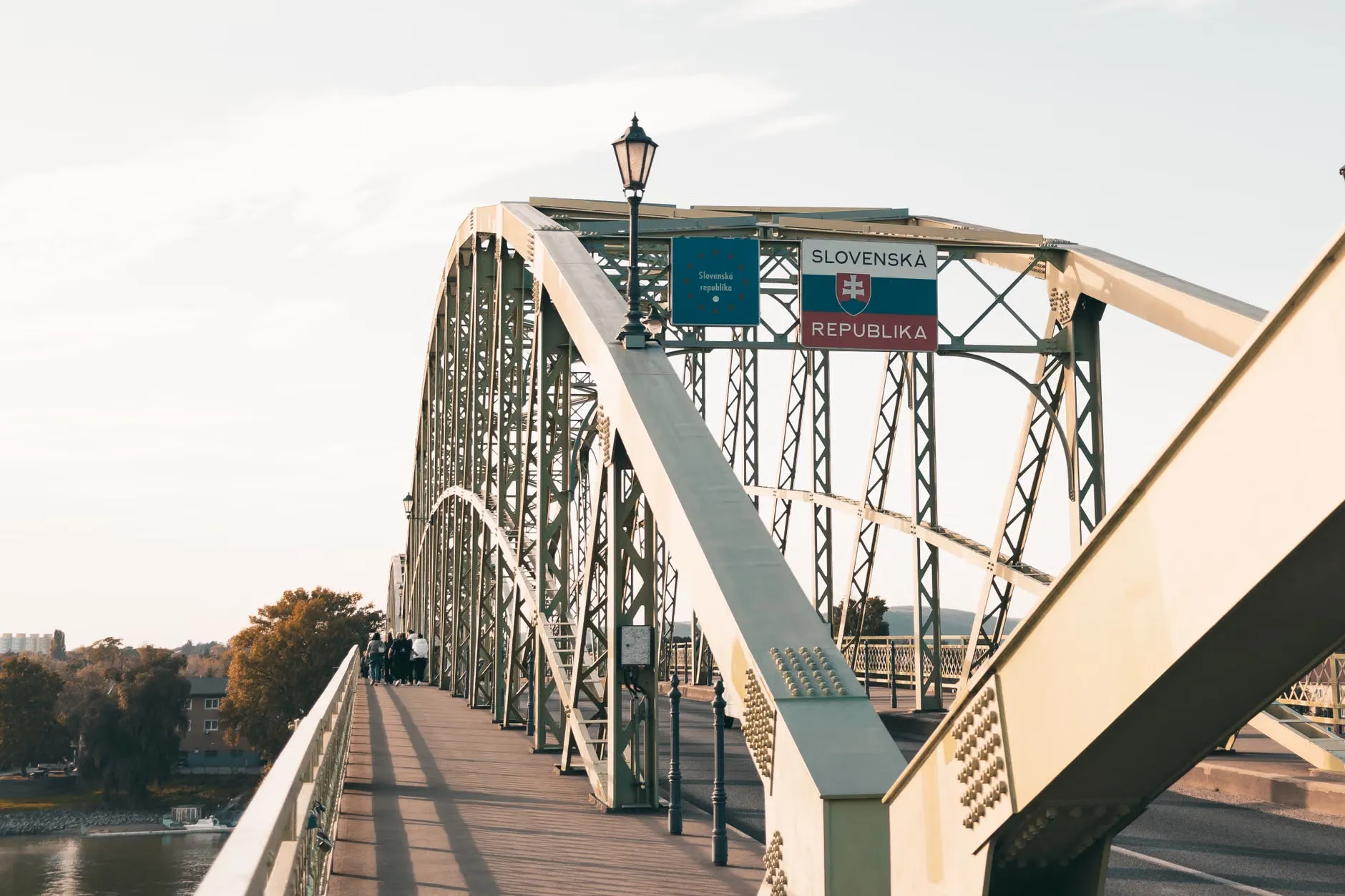 En scenisk udsigt over Maria Valeria Broen, der forbinder Ungarn og Slovakiet over Donau-floden.