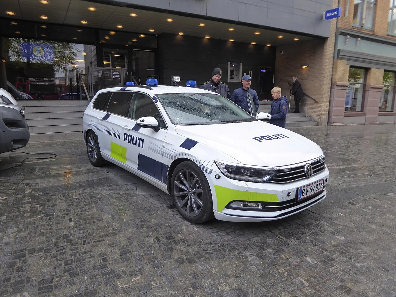 En politibil fra Midt- og Vestjyllands Politi er udstillet under Open by Night i Herning. Billedet dokumenterer politiets synlighed ved et lokalt arrangement.