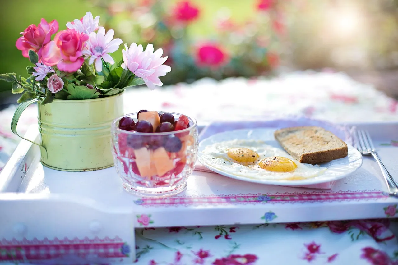 En appetitlig morgenmad bestående af stegte æg, toast og andre sundhedsbevidste valg. Billedet viser en farverig og indbydende måltid.