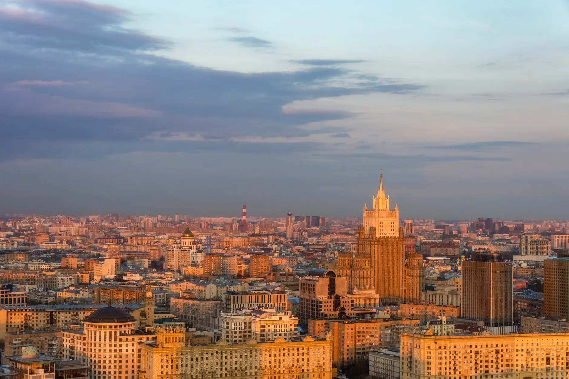 Et luftfotografi af Moskvas skyline med Udenrigsministeriets bygning ved solnedgang.