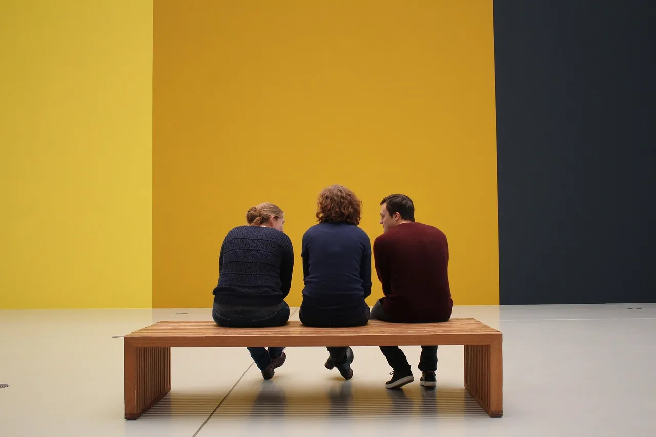 Besøgende på et museum, hvor de kan opleve kunst og udstillinger. Et sted hvor man kan lære og nyde kunsten.