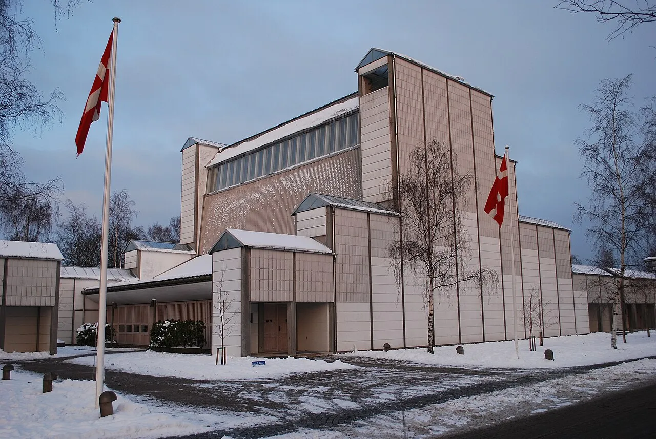 En natlig scene med politibiler og betjente bag advarselstape.