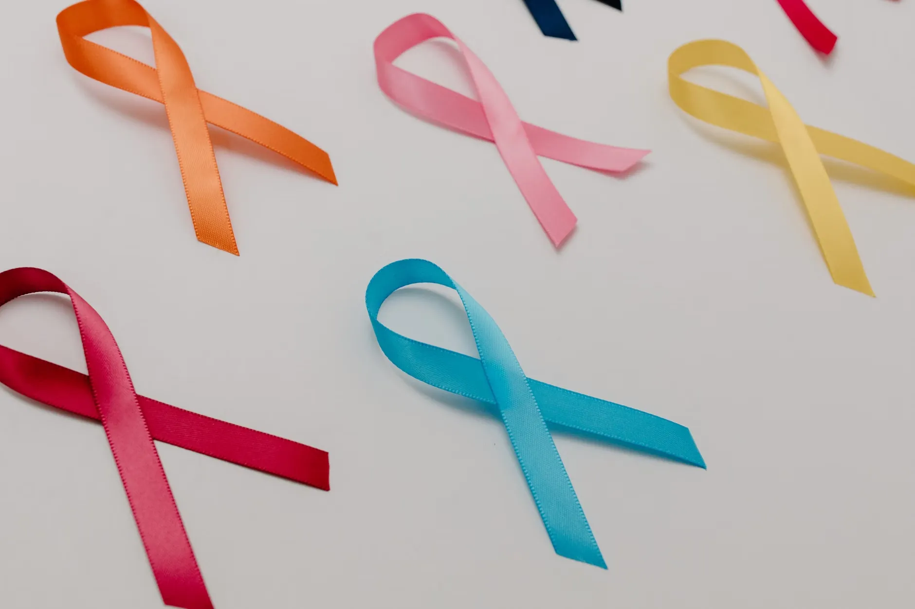Et tæt billede af ordet 'Kidney Cancer' lavet af Scrabble-brikker på en mørk blå baggrund. Billedet symboliserer opmærksomhed omkring nyrkekræft.