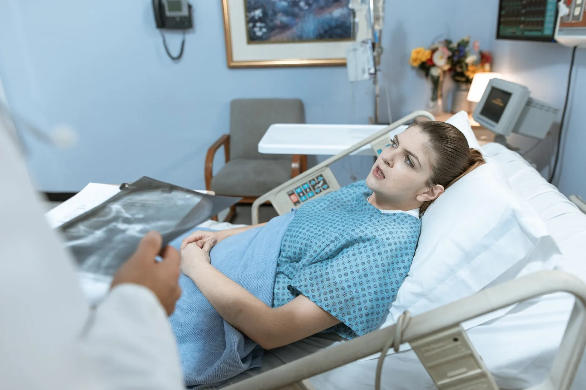 En kvinde modtager hospitalspleje fra en sundhedsprofessionel