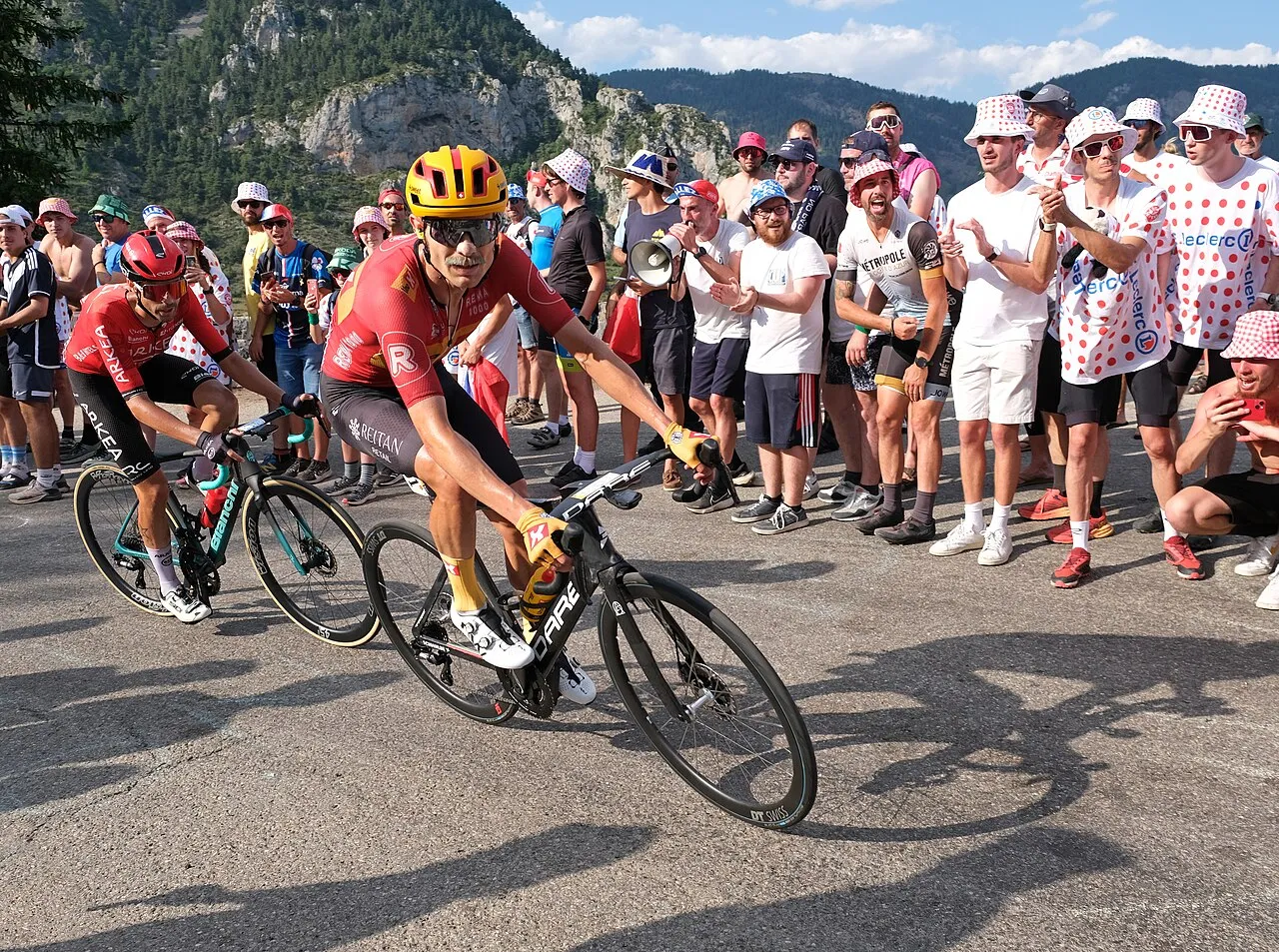 Pogacar skriver cykelhistorie: Sloveneren erobrer Touren med 22. etapesejr