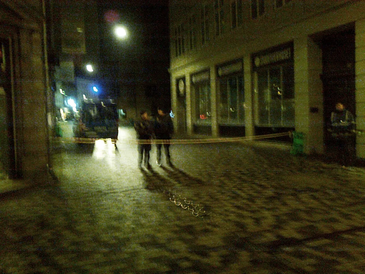 Strøget og Købmagergade er afspærret af politiet efter skyderierne i København i 2015. Billedet er taget i lav belysning og fremstår let sløret på grund af kameraforholdene.