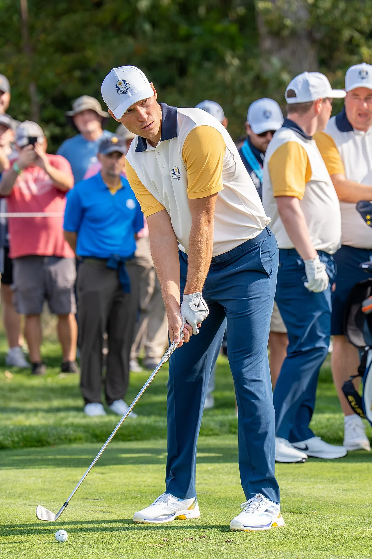 Rasmus Højgaard under Ryder Cup 2025. Billedet viser golfspilleren i fuld sving.