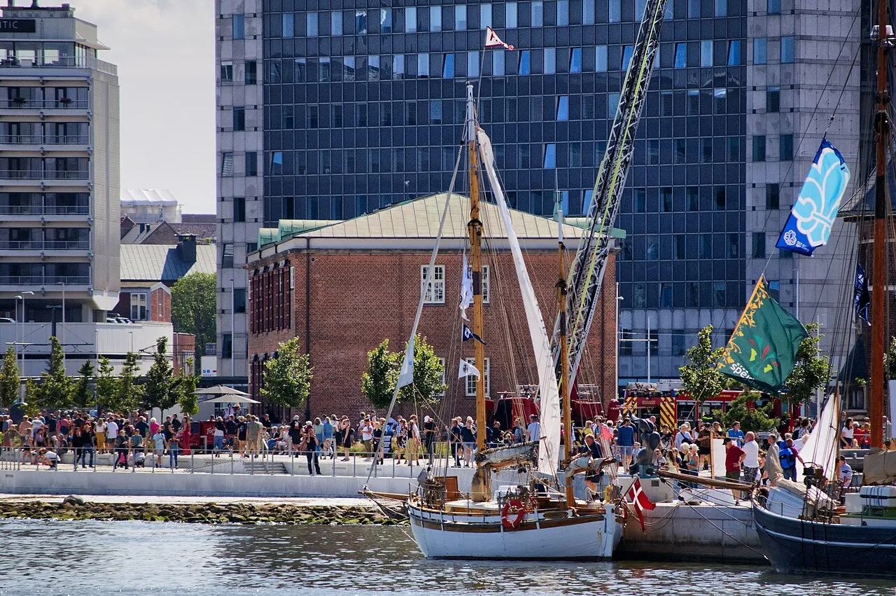 Billede af sejlskibe ved Aarhus Havn. Scenen viser en række sejlskibe ved havnen.
