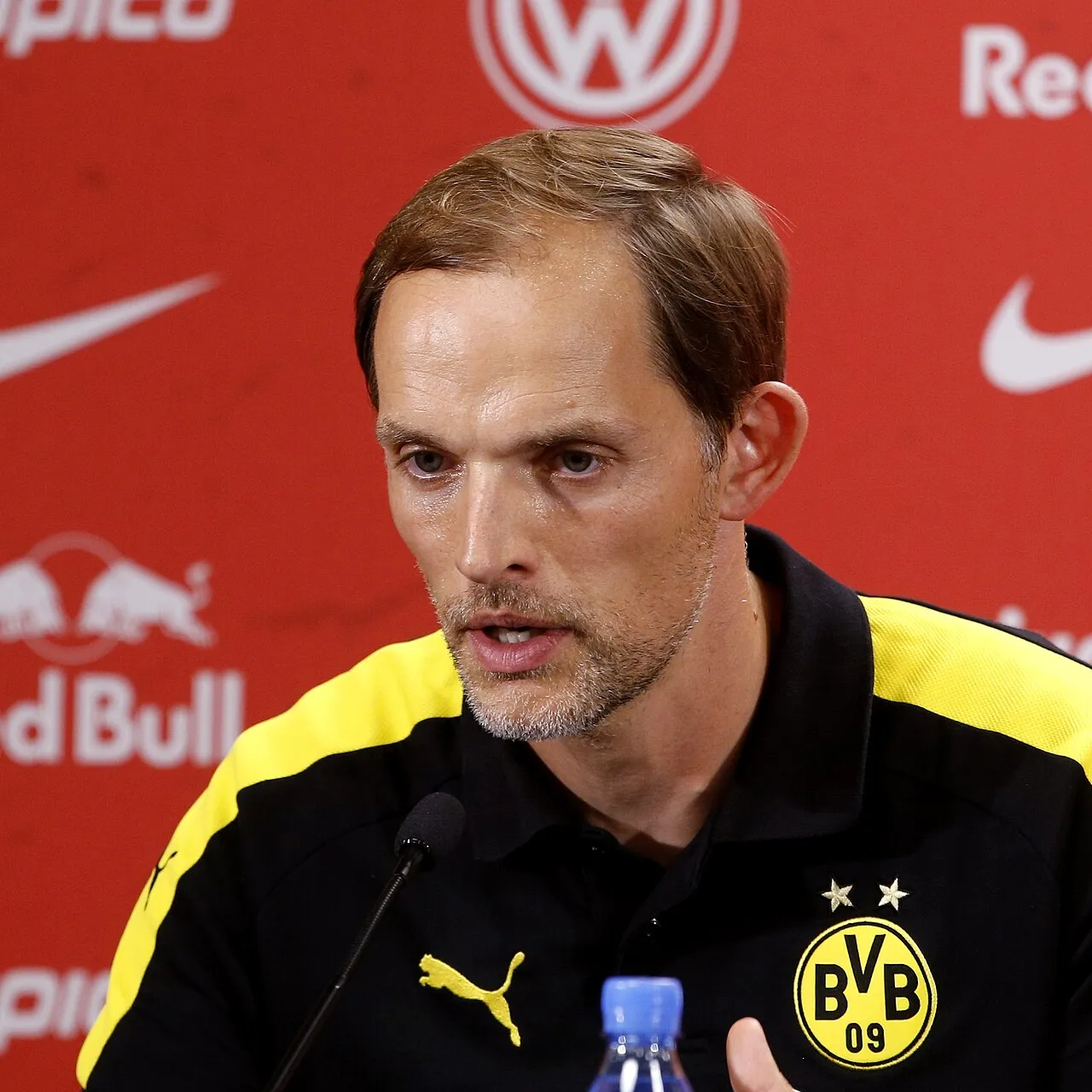 Thomas Tuchel, kendt for sin tid som træner for Borussia Dortmund. Han har også trænet andre store klubber og har en stor erfaring inden for fodbold.